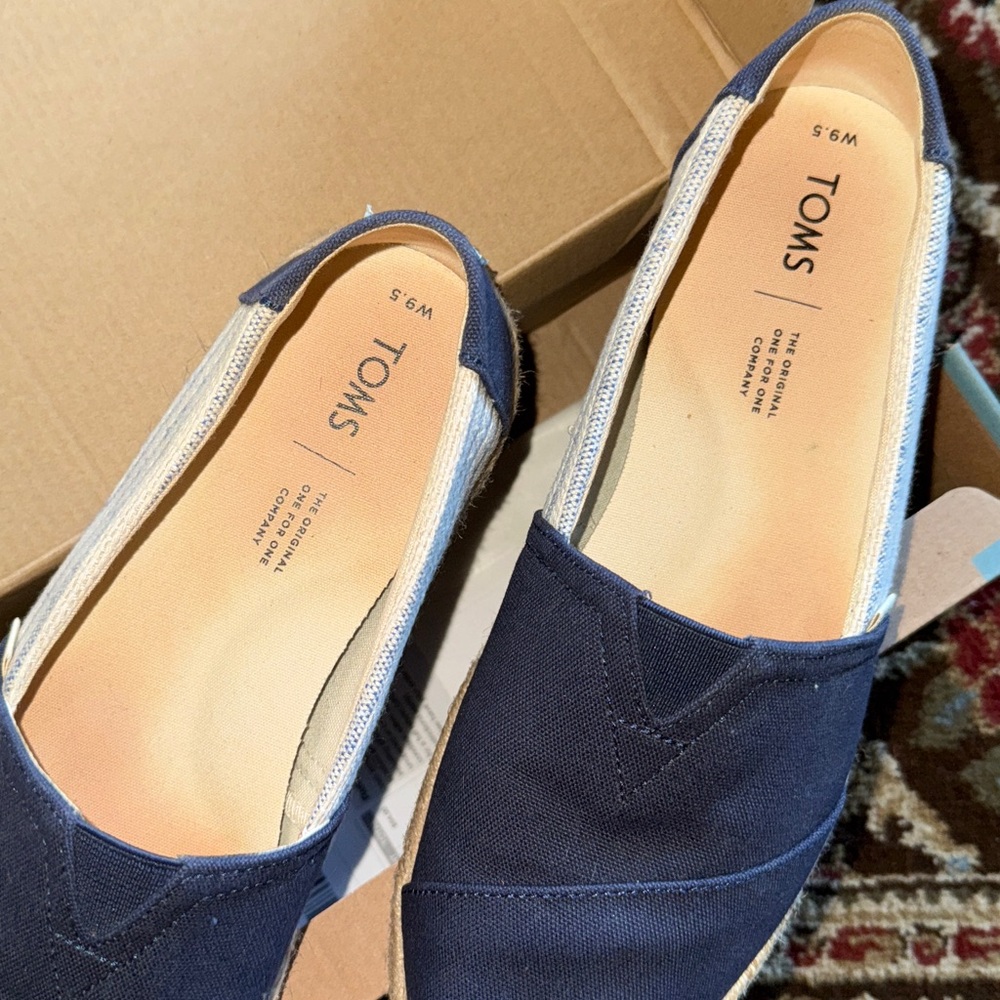 TOMS Women’s Navy Slip-On Loafers - Picture 4 of 4